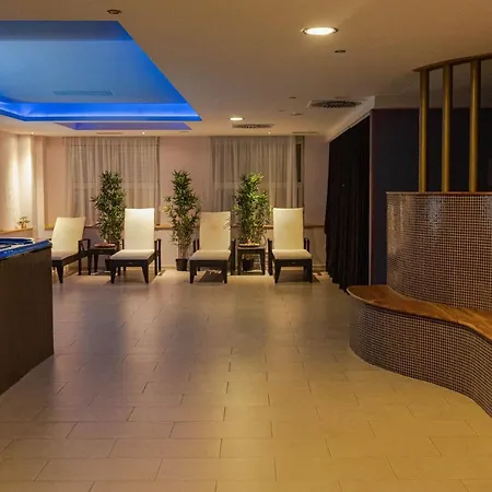 Zona Optimizma & Oda ve Kahvaltı 4*