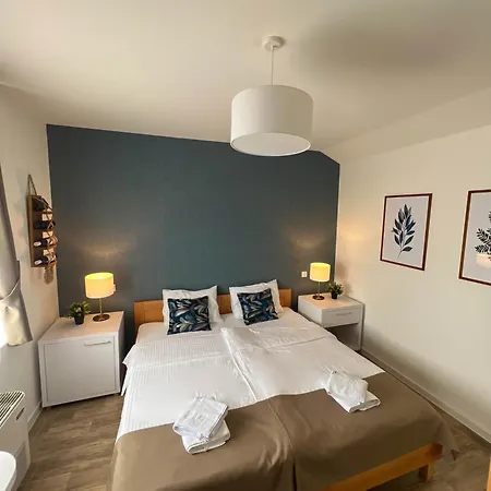 Zona Optimizma & Oda ve Kahvaltı 4*