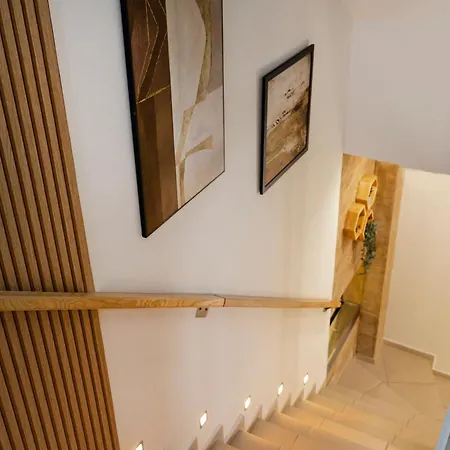 Zona Optimizma & Oda ve Kahvaltı 4*